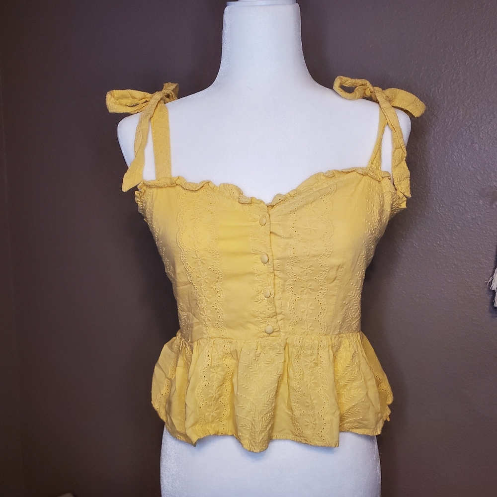 Forever 21 yellow scalloped eyelet crop top Sz M
